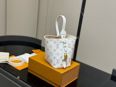 配折叠盒 Lv中古包又一位当红炸子鸡来咯 一只看似中古中矩却又有点标新立异的包。 水桶包 配零钱包 尺寸:18.17Cm