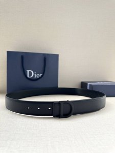 宽度3.5Cm 这款 Dior Charm腰带不锈钢扣以金色饰面图案设计重新演绎经典的 Dior 标志。可搭配各式35毫米腰带，打造时尚高雅的造型。