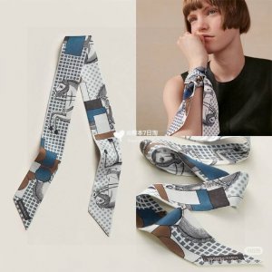 爱马仕Hermes“优雅骑士”Twilly小丝巾 斜纹真丝Twilly小丝巾 100%桑蚕丝 。 这款小巧的真丝配饰佩戴方式千变万化，可为您的日常造型增添灵动妙