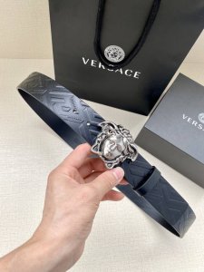 宽度3.8Cm Versace此款腰带采用柔软的Greca压花皮革于意大利制成，饰有Medusa搭扣。 Medusa搭扣 Greca压花 面料：100%牛皮 里