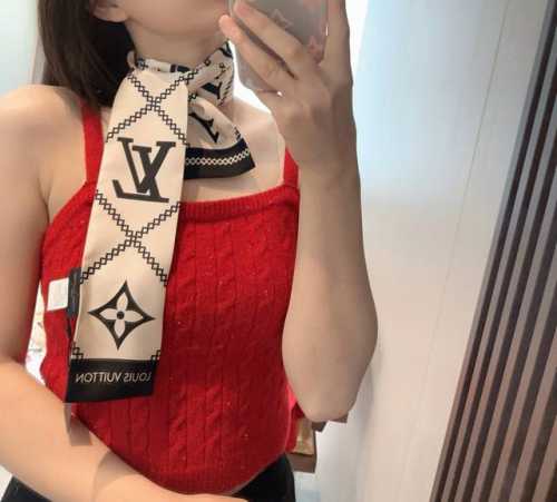 上新，Lv主打的双层真丝束发带.混专柜的来Vip推荐真正的时尚单品，向经典致敬。可作为围巾或发带使用，亦可系于包袋手柄中。~绑带.领结.飘带各种多用途国内官网也