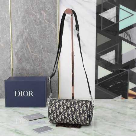 迪奥 Roller Dior Oblique男士肩背斜挎包 圆筒包 配专柜正品盒子 型号：1Ropo061 杏布提花 米色和黑色 Oblique 印花 外部饰有 - 点击图像关闭