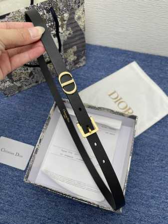 迪奥550 2.0Cm。 这款 Montaigne Avenue 腰带从同名手袋汲取灵感，采用黑色光滑 牛皮革精心制作，质感柔软，设计优雅，饰以富有光泽的新款金 - 点击图像关闭