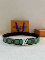 特 本款4.0宽 Lv Initiales 双面腰带出自 春夏男装秀场，为 Damier Pop 帆布浸染潮流新色，翻转可见光滑素雅牛皮革。Lv 字母搭扣与崭新