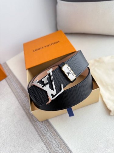 品名： Lv..路易..威登腰带皮带原单 型号：挂扣，经典纯钢材质挂扣，头层牛皮，图片实物拍摄 材料：头层牛皮，挂扣系列，纯钢材质扣头，钯镀电镀工艺永不掉色。原