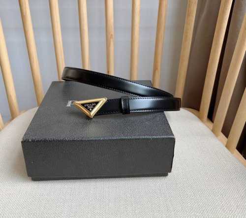 特 Prada 普拉达 专柜最新款 这款亮面漆皮腰带设计简约而不失精美 三角形搭扣辅以涂珐琅金属刻字徽标 映现品牌格调隽永的亮面皮革材质经多年演变 己然成为pr