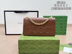 6色 折叠盒 酷奇Gucci 链条单肩包 复古韵味和精致工艺彰显独特的高级感哇 满满都是复古时髦的气质啦~ 融合了奢华与实用～ 简单背着就超级起范儿的 尺寸26