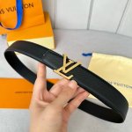 特 寬度：35mm Lv S-Lock系列 寬度3.5cm 精緻的字母搭扣 搭配驢家法國原廠荔枝紋皮料 雙面用