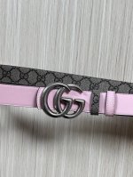 2025秋冬系列焕新演绎富有辨识度的Gg Marmont系列。这款双面窄版腰带采用Gg印花压纹皮革与皮革材质匠心打造，缀饰双G搭扣。 商品细节 一面为粉色Gg印