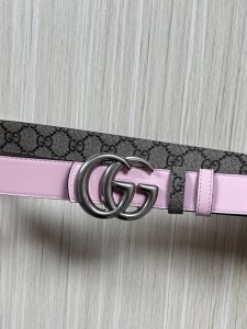 2025秋冬系列焕新演绎富有辨识度的Gg Marmont系列。这款双面窄版腰带采用Gg印花压纹皮革与皮革材质匠心打造，缀饰双G搭扣。 商品细节 一面为粉色Gg印