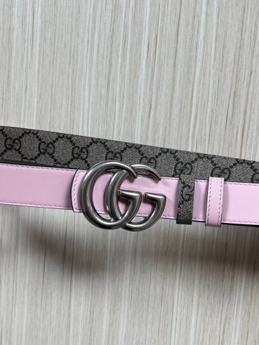 2025秋冬系列焕新演绎富有辨识度的Gg Marmont系列。这款双面窄版腰带采用Gg印花压纹皮革与皮革材质匠心打造，缀饰双G搭扣。 商品细节 一面为粉色Gg印