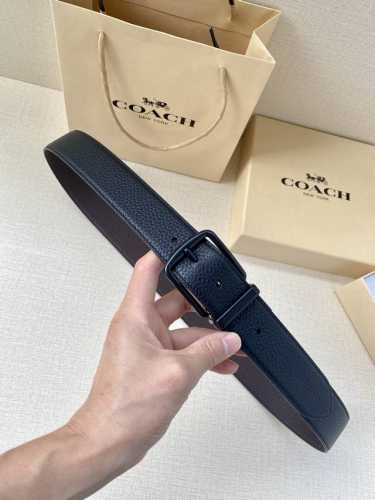 3.7Cm 宽 Coach 这款双面腰带采用运动小牛皮制作，配有经典标志带扣，一款产品，两种外观。其合身度可个性定制，可用剪刀进行剪裁。 Saz D45 Smm