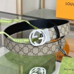 Gucci双G带扣双面腰带 这款双面皮革腰带巧妙融合Gg Supreme帆布与黑色皮革材质，演绎历久弥新的实用设计理念。富有辨识度的双G配件再现典藏搭配，诠释当