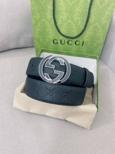 特 Gucci 顶级原单男士腰带，2025早春系列透过现代视角焕新诠释品牌经典元素。这款腰带以牛皮革匠心打造，巧妙缀饰互扣式双G搭扣，时尚百搭，宽度4.0Cm
