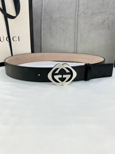 宽度4.0Cm Gucci Marmont系列每一季都会推陈出新 为灵感源于70年代的标志性镶嵌施华洛世奇元素水晶Gg钢扣 配件注入现代精髓 Supreme帆布