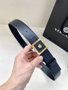 宽度4.0Cm 范思哲Versace人头标志：腰带扣上的3D饰有四方扣美杜莎，赋予该款palazzo腰带很高的辨识度。