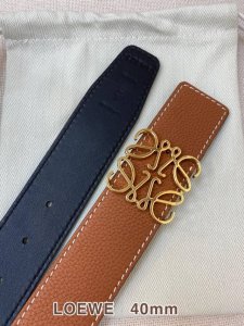 loewe 罗意威 专柜同款 选用柔软双面小牛皮制作而成4.0厘米宽度十分百搭，简单潮流