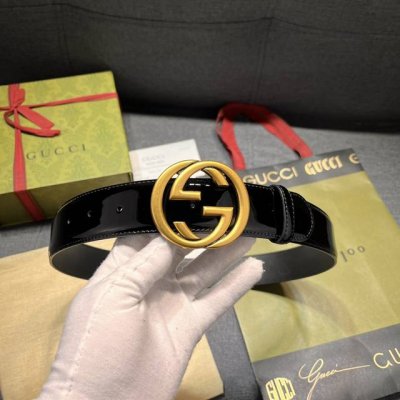 特 古奇 宽4.0Cm 新款 典藏细节与现代元素为gucci新推系列增添吸睛亮点。巧妙融入经典字母交织造型配件，以此致敬品牌创始人guccio Gucci先生。
