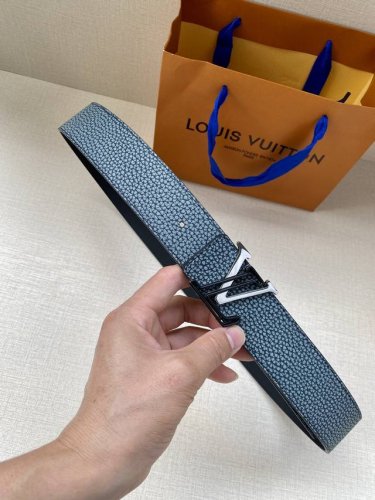 特 Lv Shape Mng Climbing 双面腰带向攀岩运动汲取灵感，以喷绘 Monogram Climbing 图案表现崎岖岩石的粗粝纹理，翻转可见沉稳