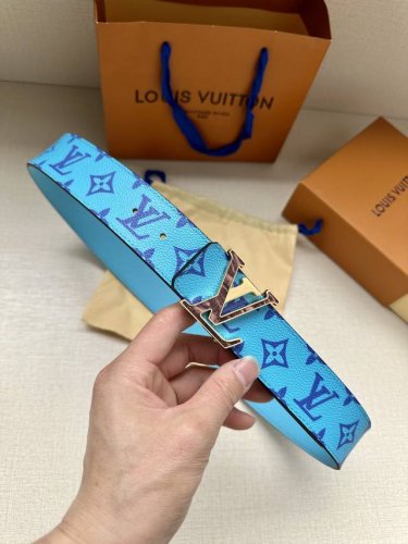 特 本款4.0宽 Lv Initiales 双面腰带响应当季 Taigarama 皮具系列的热烈号召，为 Monogram 帆布一面涂抹明快新色，另一面选用柔滑