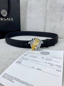 宽度4.0Cm 范思哲 此款鳄鱼纹皮底 腰带饰有标志性的Versace美杜莎头像扣，彰显品牌格调。是一款精美的衣橱必备单品。