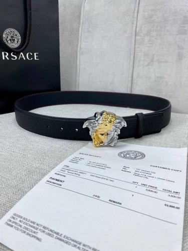 宽度4.0Cm 范思哲 此款鳄鱼纹皮底 腰带饰有标志性的Versace美杜莎头像扣，彰显品牌格调。是一款精美的衣橱必备单品。