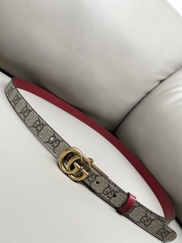 Gg Marmont系列双面窄版腰带2.0这款双面腰带为2025早秋系列再添亮眼力作。甄选Gg Supreme帆布和皮革打造，致敬品牌取之不竭的典藏宝库。浅金色