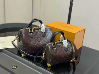 配折叠盒飞机盒 尺寸：20Cm 25Cm Lv Keepall 新品枕头包 原版配牛皮 简直长在我的心头。 男女同款！！！！ 男盆友的新包