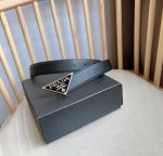 高端品质，实物拍摄 批￥ 配全套礼盒 ：Prada 普拉达 专柜最新款 这款腰带饰有一枚三角形金属徽标 宛若点睛之笔 勾勒精致细节 是prada女士成衣系列的理