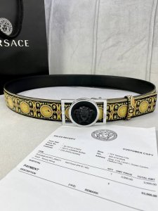 特 宽度4.0Cm Versace 范思哲 此款Palazzo腰带采用牛皮革面料制作，并饰有Le Pop Classique图案印花和标志性的美杜莎五金配件。