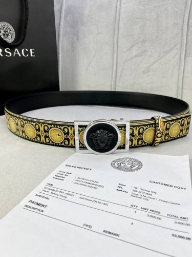 特 宽度4.0Cm Versace 范思哲 此款Palazzo腰带采用牛皮革面料制作，并饰有Le Pop Classique图案印花和标志性的美杜莎五金配件。