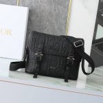 Dior Hit The Road 翻盖信使包 黑色 Dior Gravity 印花效果皮革和黑色粒面牛皮革 P40,000 编号:1Espo333Llg_H0