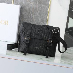 Dior Hit The Road 翻盖信使包 黑色 Dior Gravity 印花效果皮革和黑色粒面牛皮革 P40,000 编号:1Espo333Llg_H0
