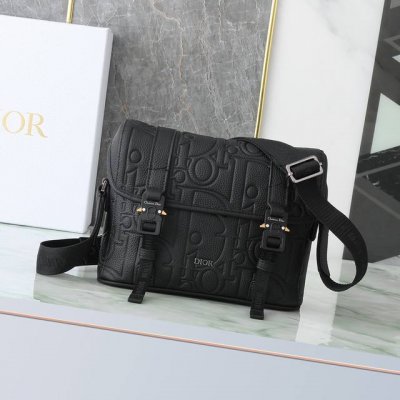 Dior Hit The Road 翻盖信使包 黑色 Dior Gravity 印花效果皮革和黑色粒面牛皮革 P40,000 编号:1Espo333Llg_H0