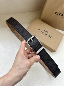 3.7Cm 宽 Coach 这款双面腰带采用一面黑布 卡其面料制作，配有经典标志带扣，一款产品，两种外观。其合身度可个性定制，可用剪刀进行剪裁。 可裁剪 双面使