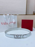 Vlogo Signature搭扣，饰以施华洛世奇仿珍珠 -施华洛钻 花纹搭扣 -进口小牛皮材质 进平纹带身 -宽度：3厘米