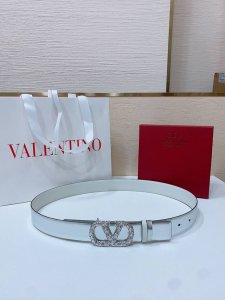 Vlogo Signature搭扣，饰以施华洛世奇仿珍珠 -施华洛钻 花纹搭扣 -进口小牛皮材质 进平纹带身 -宽度：3厘米