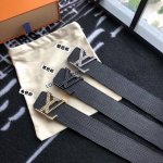 皮带：Lv..路易..威登顶级复刻. 腰带：原单品质百分百头层牛皮，保证真皮。真空电镀.永不掉色.24K纯钢扣头层牛皮，水波纹系列，永恒经典款专柜同等质量， 送