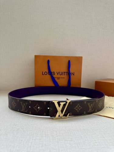 4.0宽 Lv Optic 双面腰带聚焦经典 Monogram 图案：一面呈现标志性印花帆布，另一面选用亮色皮革。色彩层叠令 Lv Optic 搭扣倍显瞩目。