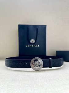 宽度4.0Cm 范思哲 此款腰带饰有标志性的versace美杜莎头像扣，彰显品牌格调。是一款精美的衣橱必备单品。