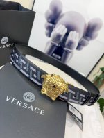 范思哲此款经典的versace腰带由柔软的小牛皮制成，饰有la Greca印花，并配有3D美杜莎腰带扣。4.0Cm宽