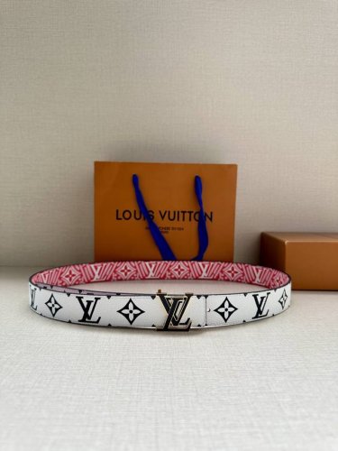 特 本款3.0宽 Lv Iconic 双面腰带将两式经典融于一处。Monogram 印花瞩目放大，与焕新 Monogram Giant 系列相得益彰；Monog