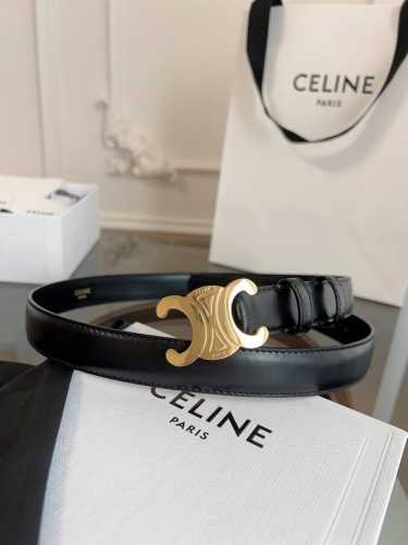 赛琳 Celine女士皮带，小牛皮质感搭配独特凯旋门扣，颜色中光亮黑 宽2.4Cm 低调中暗藏奢华，轻松点亮穿搭 。手工缝制