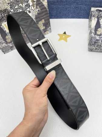 迪奥550 4.0Cm 特P190 这款 30 Montaigne Avenue 腰带从同名手袋汲取灵感，是二零二三年秋季新品。采用黑色光滑 牛皮革精心制作，质 - 点击图像关闭