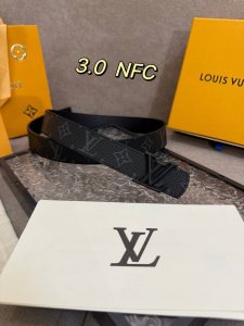 3.0Cm Lv Initiales 双面腰带以经典之姿成就两式风尚：Monogram 帆布传递闲适惬意，粒面牛皮革流露雅致格调，搭配 Lv Initiales
