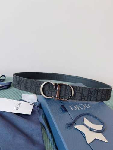 高端品质，实物拍摄 批 配全套礼盒 ：品牌：DIOR 迪奥原厂皮料，奶昔白帆布 灰色牛皮 品质毋庸置疑 没有更好 只有最好 尺寸3.5厘米