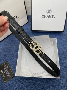 品牌香奈儿女带 描述双面原版皮可调节式皮带，小牛皮材质，配有钯金色和银色钢金属扣 牛皮材质 不锈钢 香奈儿扣 2.0厘米 意大利制造 腰带为意大利尺寸，请在购买
