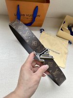 lv Speed 双面腰带借由金属搭扣的反差色彩洋溢动感格调，可为牛仔造型或商务着装平添潮流意味。Monogram 帆布和柔滑牛皮革提供多种搭配选择