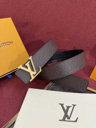 Lv Dimension 4.0双面腰带将经典格调引入新颖尺幅设计。皮革压印 Lv 字母和 Monogram 花卉，与纤秀 Lv 字母搭扣相映成趣，令品牌标识低 - 点击图像关闭