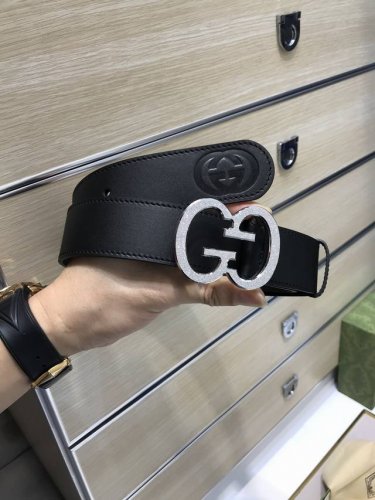 配送专柜包装 打孔针 特批 宽38Mm， 原单进口双面头层小牛皮，搭配原单钌钯电镀双G扣，手感.油边近乎完美，原产皮料定制，质感无可挑剔，出众的细节，高清实拍，